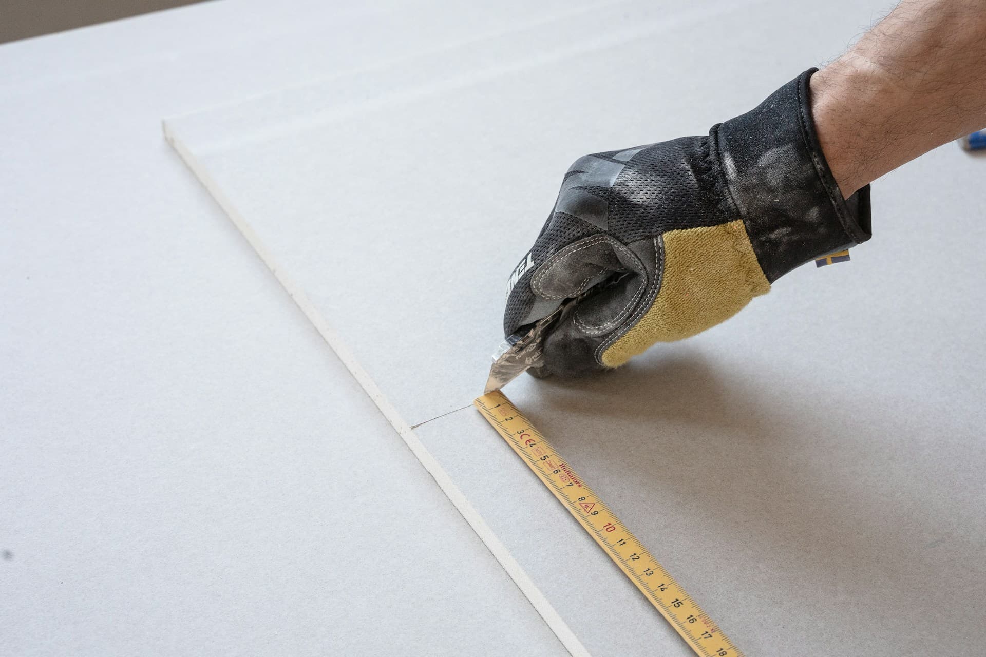 Plastering — marking out a plasterboard sheet before fixing